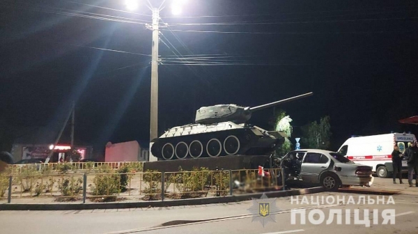 В Беляевке водитель протаранил постамент с танком и погиб