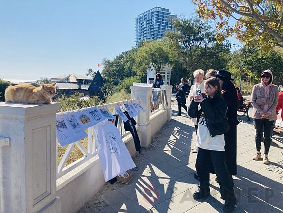 В честь Костанди: одесские художники устроили выставку картин на пляже