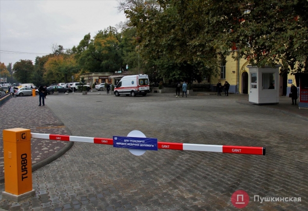 Возле одной из крупнейших больниц Одессы наконец-то сделают парковку, цена вопроса — 3 миллиона. Фото