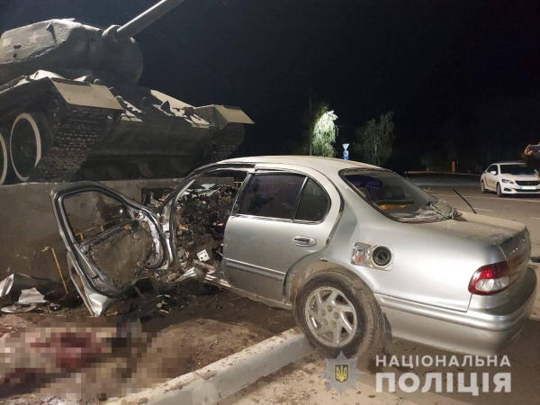 В Беляевке водитель протаранил постамент с танком и погиб