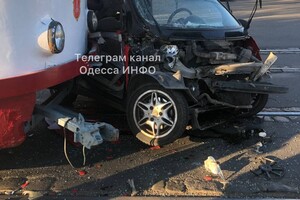 Хотел "проскочить" через перекресток: в Одессе "Смарт" заехал под трамвай