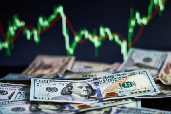 
                                                                        Доллар теснит евро: прогноз курса €/$ на Forex
                                                                                                                                                                                                                    