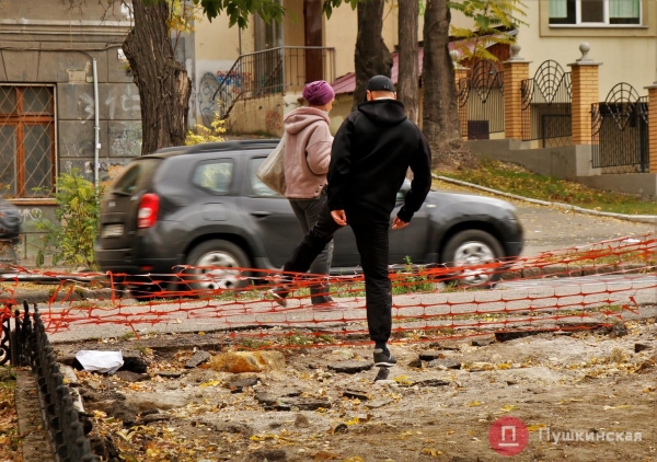 На Молдаванке стартовал капремонт «побратимского» сквера почти за 30 миллионов, но заглох: почему?