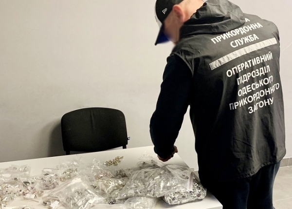 В аэропорту Одессы обнаружили 10 килограммов индийских серебряных украшений