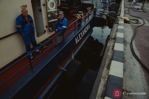 Полчища медуз и нежный закат: фоторепортаж с одесского морвокзала