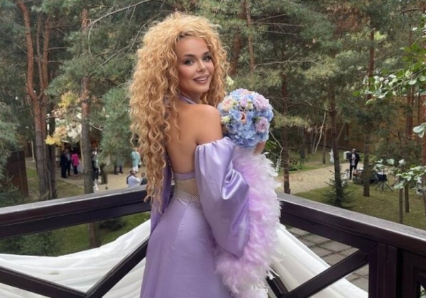 Алина Гросу позировала в роскошном подвенечном платье