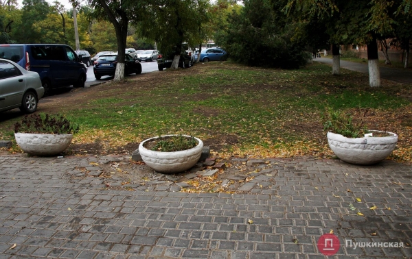Возле одной из крупнейших больниц Одессы наконец-то сделают парковку, цена вопроса — 3 миллиона. Фото