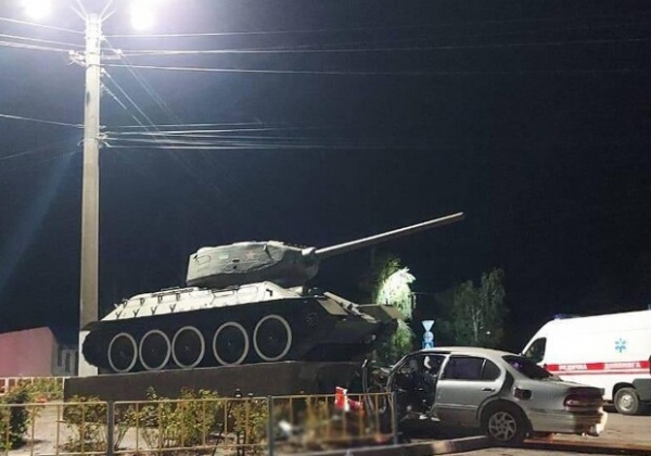 Под Одессой водитель легковушки врезался в танк и погиб: видео момента аварии