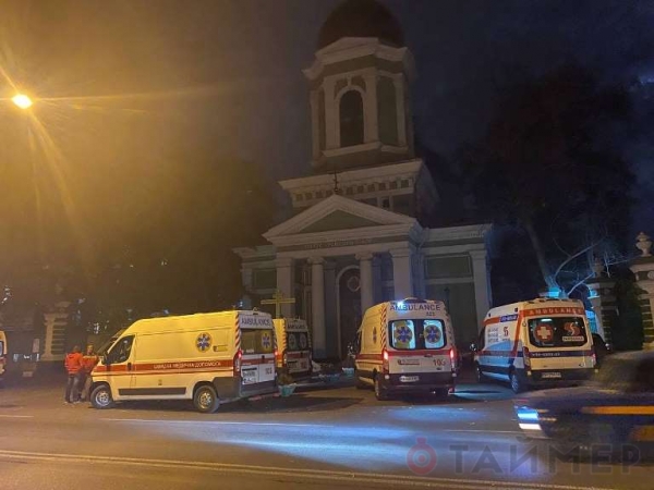 Ковид наступает: у одесских больниц снова выстраиваются очереди из скорых