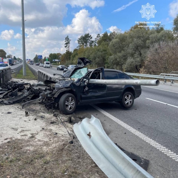 ДТП з постраждалими у Київській області: автомобіль врізався у відбійник, рух трасою ускладнено
