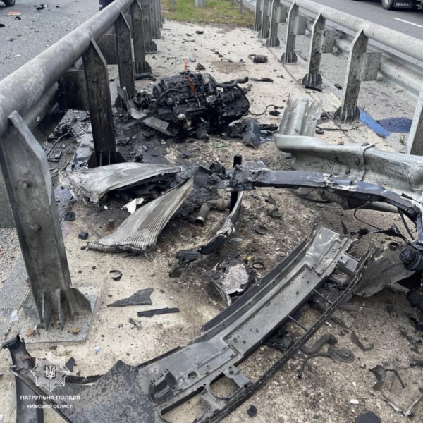 ДТП з постраждалими у Київській області: автомобіль врізався у відбійник, рух трасою ускладнено