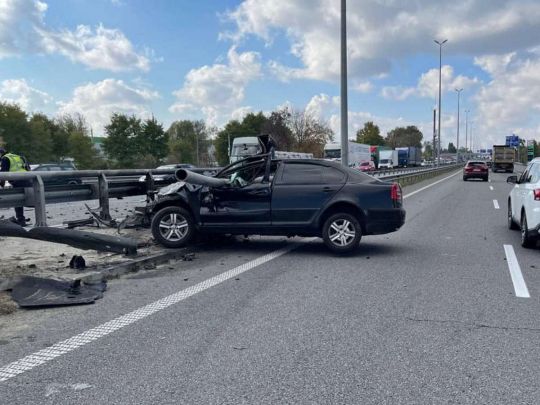 ДТП з постраждалими у Київській області: автомобіль врізався у відбійник, рух трасою ускладнено