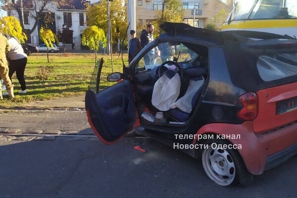 Хотел "проскочить" через перекресток: в Одессе "Смарт" заехал под трамвай