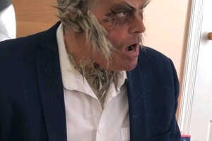 В Одесском зоопарке сняли ужастик к Хэллоуину: директор стал оборотнем