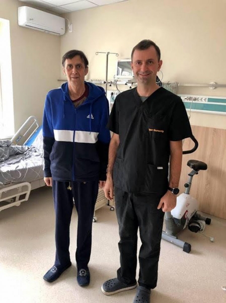 «Я два роки дихав за допомогою кисневого концентратора»: першого в Україні пацієнта з пересадженими легенями виписали з лікарні