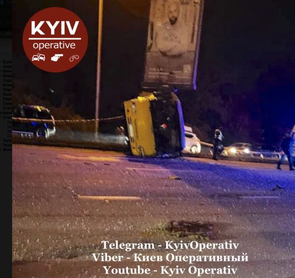 Маршрутка розкололася навпіл: ЗМІ повідомляють про загиблих та безліч постраждалих у ДТП на Броварському проспекті Києва