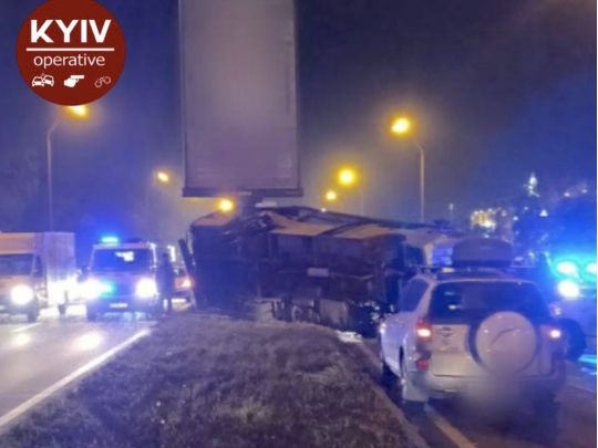 Маршрутка розкололася навпіл: ЗМІ повідомляють про загиблих та безліч постраждалих у ДТП на Броварському проспекті Києва