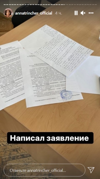Повалили на асфальт і наділи наручники: в Києві поліція жорстко затримала скандального блогера