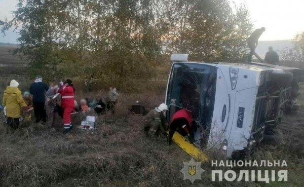 В Полтавской области перевернулся пассажирский автобус: 11 пострадавших