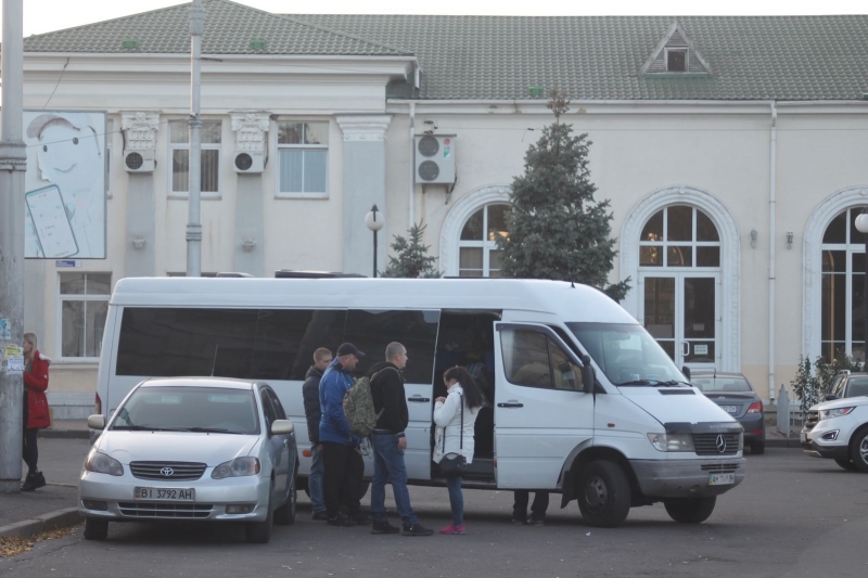 З водіями маршруток можна домовитися, з провідниками потягів не вдасться: як сьогодні добратися із пункту «А» у пункт «Б»