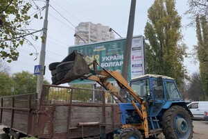 Вызывают онкологию и вредят экосистеме: с одесских улиц убирают шины-клумбы