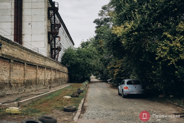 Нетуристическая Одесса, часть 2: смесь старого города и промзоны на Сахалинчике. Фоторепортаж