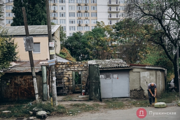 Нетуристическая Одесса, часть 2: смесь старого города и промзоны на Сахалинчике. Фоторепортаж