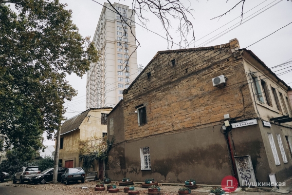 Нетуристическая Одесса, часть 2: смесь старого города и промзоны на Сахалинчике. Фоторепортаж