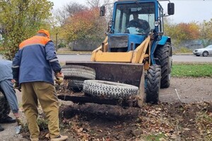 Вызывают онкологию и вредят экосистеме: с одесских улиц убирают шины-клумбы