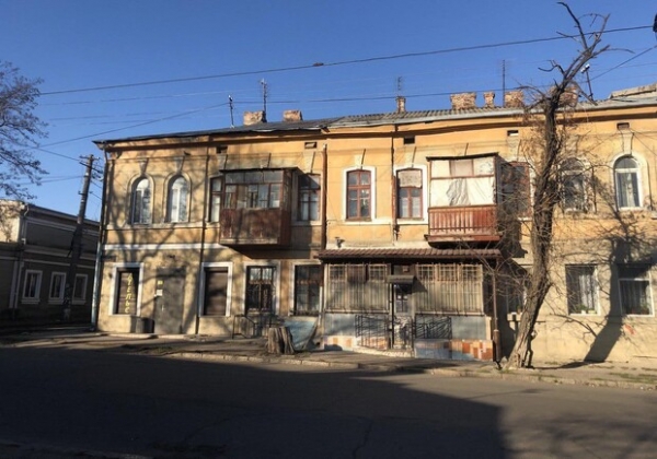 На Слободке посреди дороги заметили яму в асфальте: за ней глубокий провал