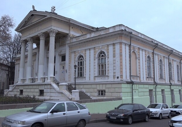 Работники старинного музея в Одессе красят фасад здания зеленой краской