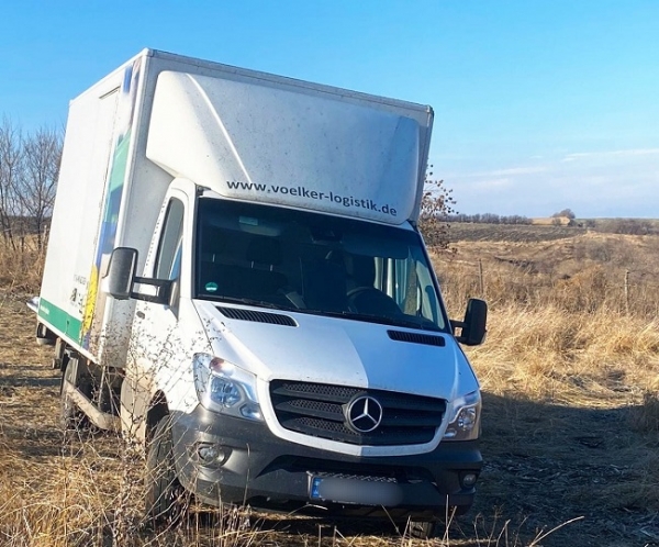 На севере Одесской области поймали контрабандиста с одеждой и очками