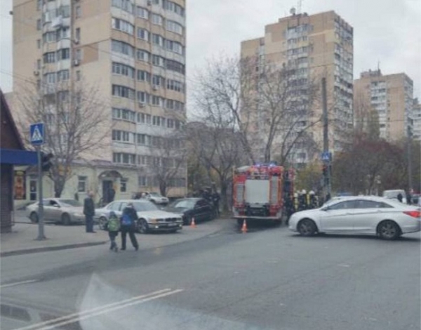 Пожарный автомобиль въехал в киоск на Таирова после ДТП с легковушкой