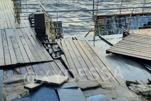 Шторм разрушил набережную на одесском Ланжероне 