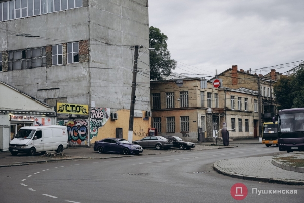 Нетуристическая Одесса, часть 2: смесь старого города и промзоны на Сахалинчике. Фоторепортаж