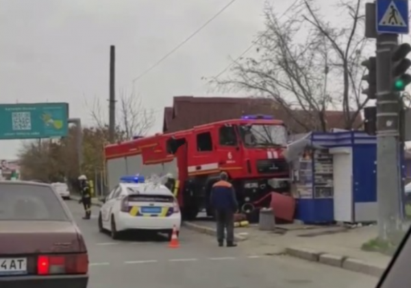 В Одессе пожарная машина врезалась в сигаретный киоск: видео момента аварии