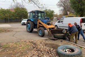 Вызывают онкологию и вредят экосистеме: с одесских улиц убирают шины-клумбы