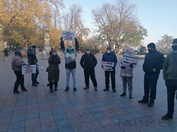 Четвёртая неделя без воды и света: жители «Одесского двора» вышли к мэрии