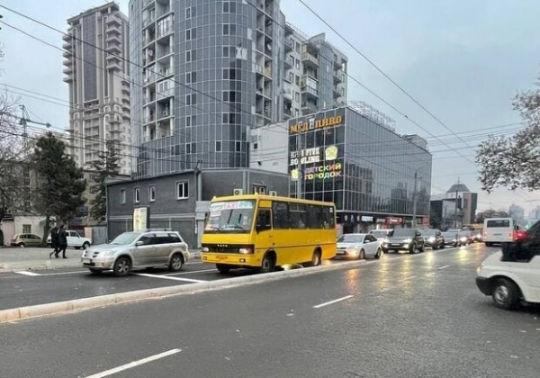 Нарушать больше не получится: на Черняховского установили бетонный барьер