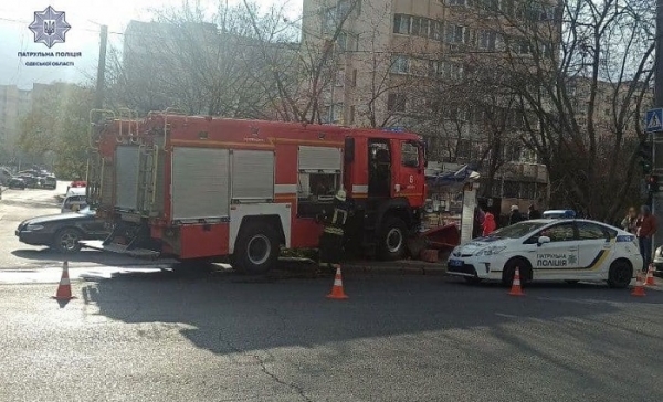 Пожарный автомобиль въехал в киоск на Таирова после ДТП с легковушкой
