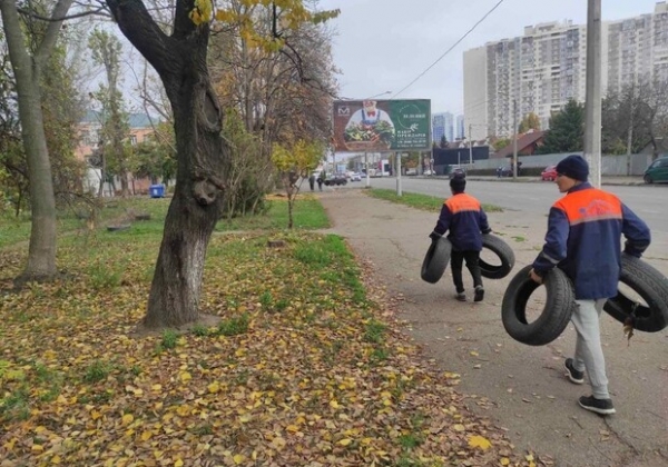 Вызывают онкологию и вредят экосистеме: с одесских улиц убирают шины-клумбы