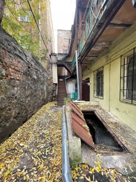 Кто-то украл трубы: жильцы дома в центре Одессы остались без воды 