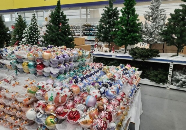 Праздники не за горами: в Одессе уже начали продавать новогодние украшения