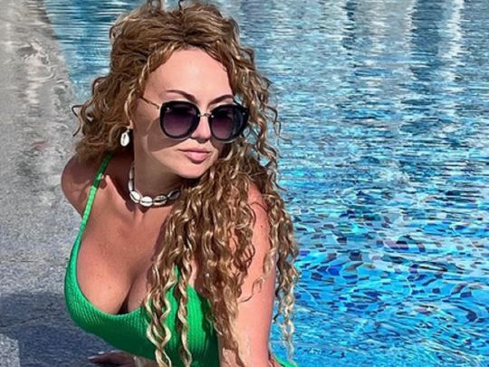Дружина продюсера «Кварталу 95» покрасувалася фігурою в купальнику та вперше показала чоловіка, але нарвалася на критику