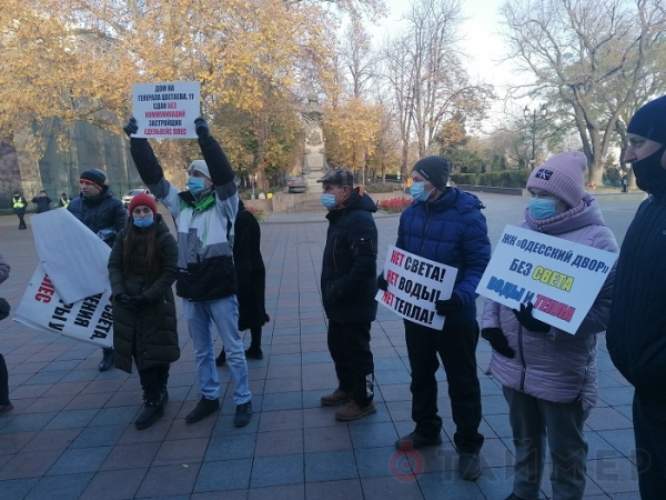 Четвёртая неделя без воды и света: жители «Одесского двора» вышли к мэрии