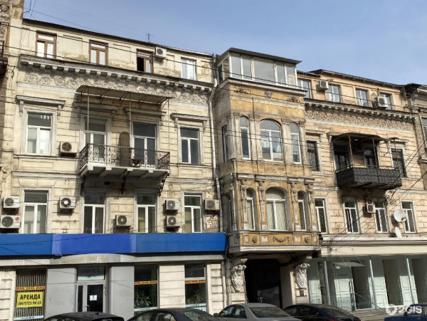 Кто-то украл трубы: жильцы дома в центре Одессы остались без воды 