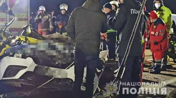 Грузовик раздавил такси в Харькове: водитель фуры был нетрезвый