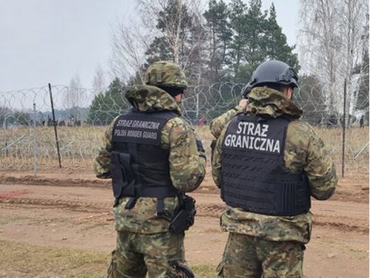 Зліпили ліхтарями та лазерами: мігранти намагалися прорватися до Польщі під контролем служб Білорусі (відео)