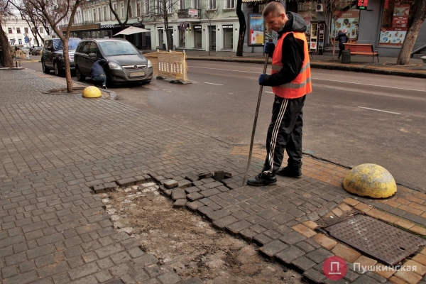 Большие «тротуарные» раскопки в центре Одессы: зачем они нужны и когда закончатся. Фото