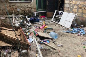 В Одессе двое маленьких детей жили в квартире-свалке